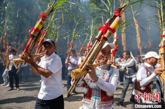 苗族同胞在贵州省从江县加榜乡加车村吹奏芦笙比赛。吴德军 摄