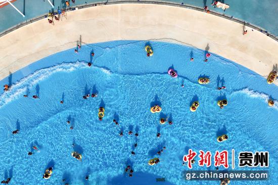 贵州石阡：游客玩水乐享假期。 瞿宏伦 摄