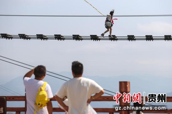 “高空吊桥”项目吸引游客体验、观看。瞿宏伦 摄