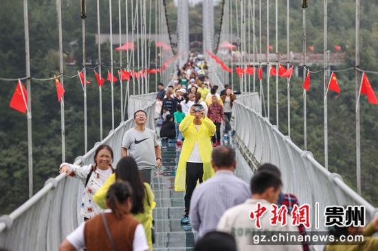 游客在景区玻璃桥上游览。瞿宏伦 摄 游客在景区玻璃桥上游览。瞿宏伦 摄
