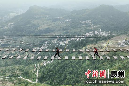 航拍游客在景区体验“高空吊桥”项目。瞿宏伦 摄