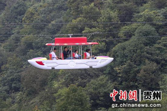 游客在景区体验“高空飞艇”项目。 瞿宏伦 摄