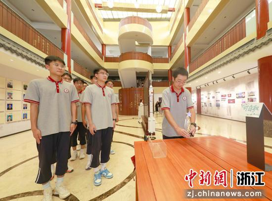 厉宸睿（右一）与同学们一起护送“科技之星”至严济慈校友纪念教育展馆内珍藏。金泽华供图