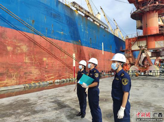 南宁海关所属北海海关关员刘周云、陈建华、马佳对进境船舶信息进行现场核查。