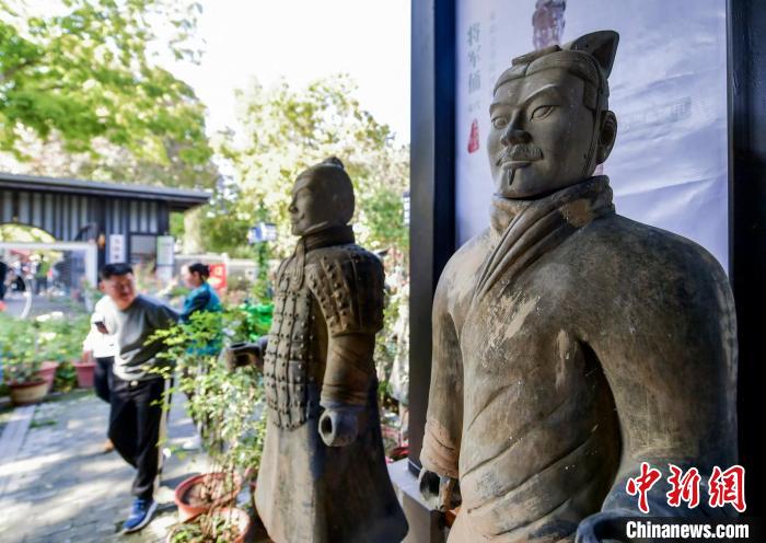 “新疆首届兵马俑艺术展”在乌鲁木齐市植物园展出。中新网记者 刘新 摄