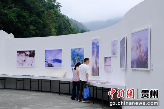 10月4日，两位游客在观看展出的摄影作品。 李珊珊 摄