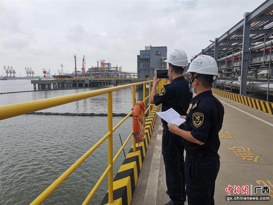 南宁海关所属钦州港海关关员陆建长、张铁成对进口乙烯开展预约查验，保障企业供应链稳定。