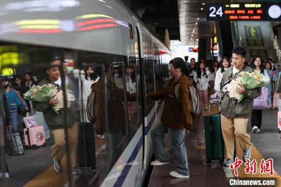 旅客在贵阳北站月台登车。中新网记者 瞿宏伦 摄