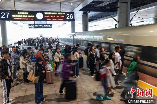 旅客在贵阳北站月台候车。中新网记者 瞿宏伦 摄