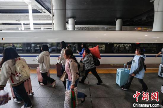 旅客步入贵阳北站月台。中新网记者 瞿宏伦 摄
