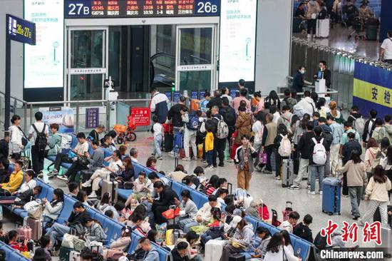 旅客在贵阳北站候车大厅候车。中新网记者 瞿宏伦 摄