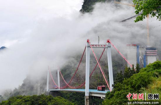 10月5日，在建的乌蒙山特大桥与已通车的阿志河大桥交相辉映。