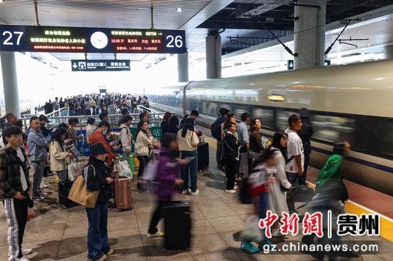 旅客在贵阳北站月台候车。 瞿宏伦 摄