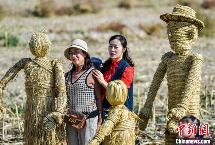 烏魯木齊：游客打卡農田邊的稻草人景觀道