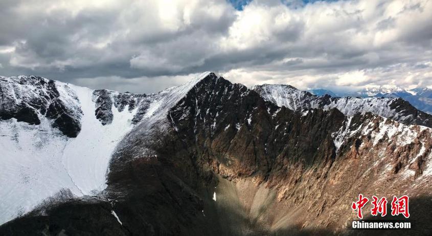 秋日新疆天山：云峰相映 白雪蓋頂