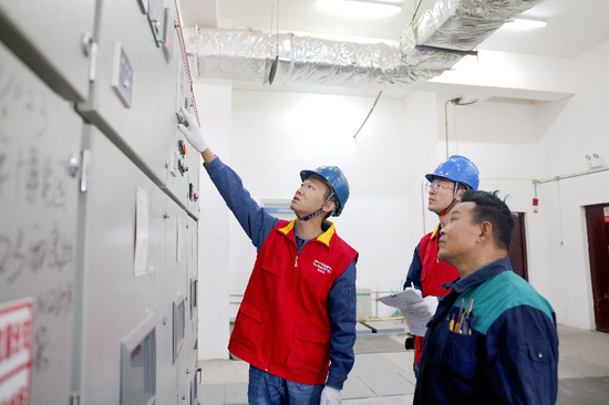 10月1日，国网昌吉供电公司员工走进昌吉农博园开展安全用电检查。沈海涛 摄