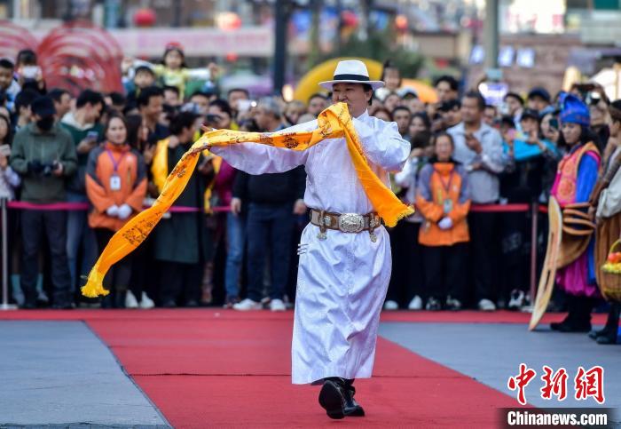 乌鲁木齐：新疆国际大巴扎举行开街仪式
