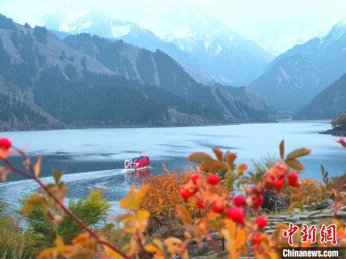 中秋、國慶“雙節”期間新疆天山天池景區迎來旅游小高峰