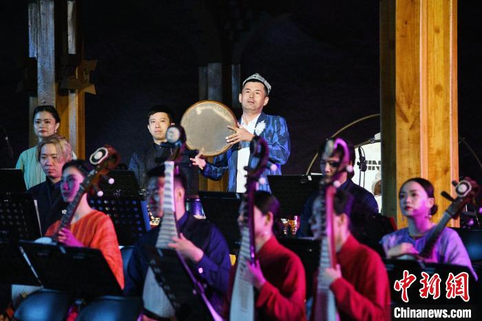 《国乐咏中华》在新疆喀什高台民居奏响