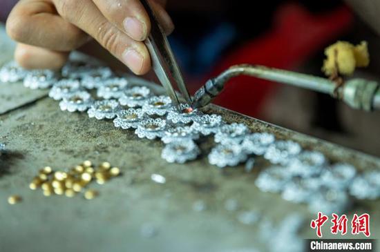 10月7日，工人在贵州省从江县一家饰品贸易公司的生产车间工作。吴德军 摄