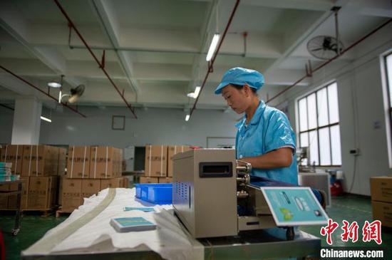 10月7日，工人在贵州省从江县一家医药科技公司的生产车间工作。吴德军 摄