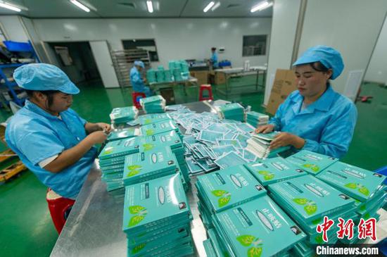 10月7日，工人在贵州省从江县一家医药科技公司的生产车间工作。吴德军 摄