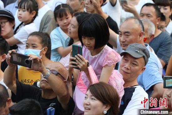 中秋国庆假期，市民在贵阳文昌阁路边音乐会现场听音乐会。贵阳市云岩区融媒体中心 供图