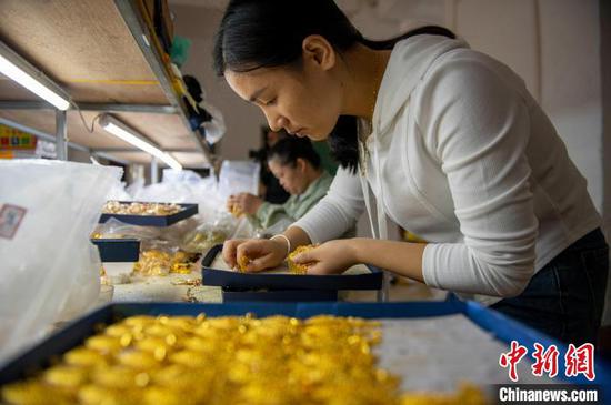 10月7日，工人在贵州省从江县一家饰品贸易公司的生产车间工作。吴德军 摄