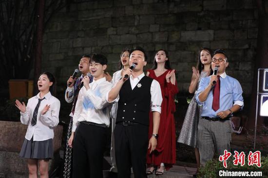 中秋国庆假期，青年歌唱家和贵州本地歌手在贵阳文昌阁路边音乐会合唱。贵阳市云岩区融媒体中心 供图