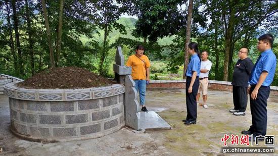 南丹县检察院组织干警实地查看英雄烈士纪念设施。莫佳程 摄