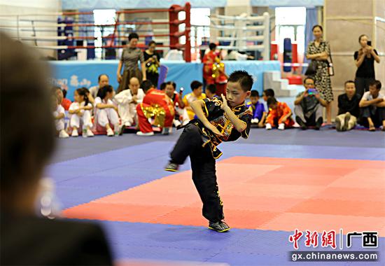 图为咏春运动员在进行拳术比赛。