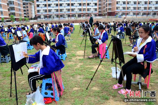 图为平桂区文华学校组织学生在室外上美术课。姜晚英 摄