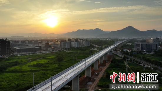 杭温铁路二期跨杭黄铁路特大桥。高天峰 供图