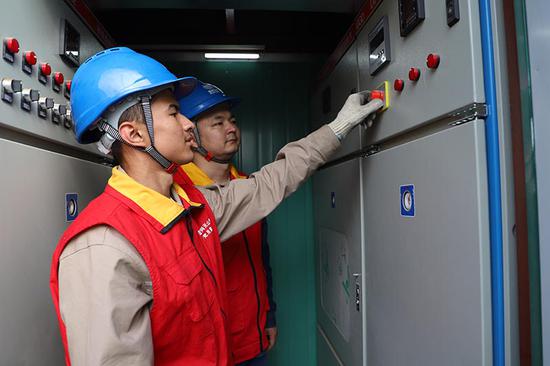 10月9日，国网吐鲁番供电公司党员服务在恒昌矿业开展安全用电检查，保障客户用电可靠。（李杰夫 摄 ）