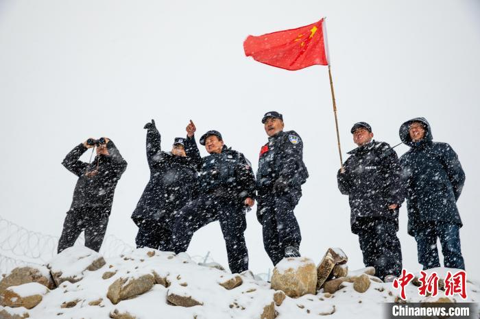 新疆喀什民警海拔4700米邊境一線開展巡邏踏查工作