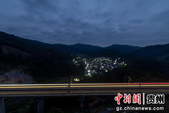 2023年10月10日，列车在贵广高铁贵州省从江县往洞镇朝利侗寨旁行驶。