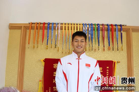 杨海雷和他所获得的奖牌。 林萍摄