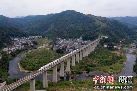 2023年10月10日，列车在贵广高铁贵州省从江县谷坪乡帮土侗寨旁行驶（无人机照片）。