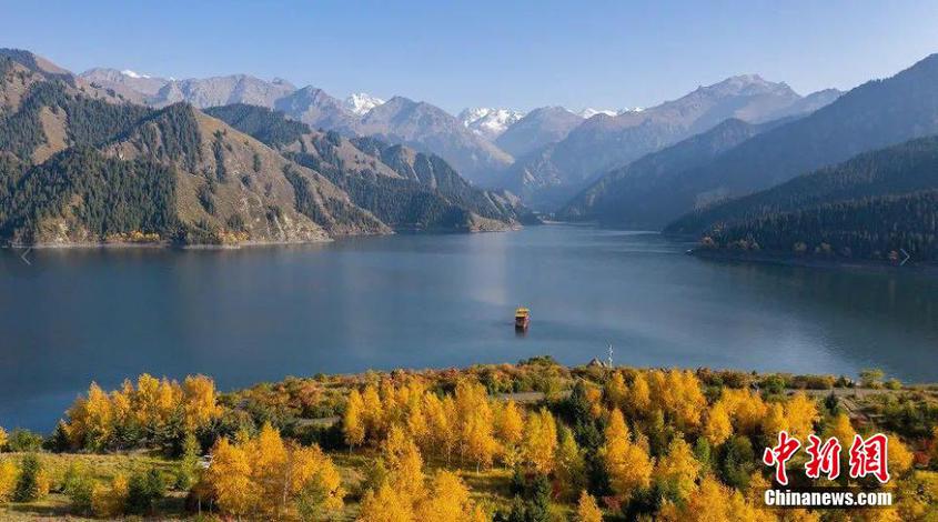 新疆天山天池迎來秋季賞景最佳時節