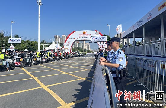 10月12日,民警为赛事护航,维护赛道秩序。覃炟媖 摄 10月12日,民警为赛事护航,维护赛道秩序。覃炟媖 摄
