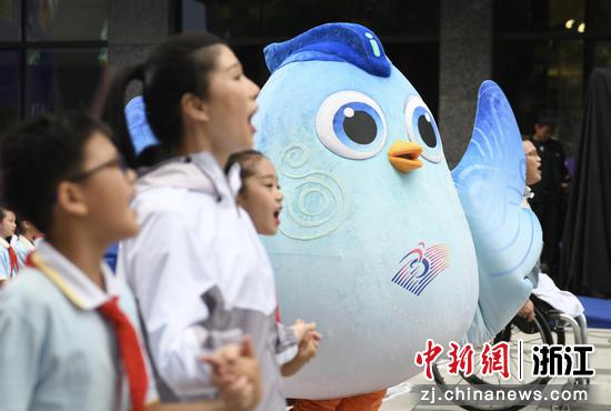表演者在杭州亚残运会吉祥物“飞飞”旁唱响《我们都一样》。中新社记者 王刚 摄