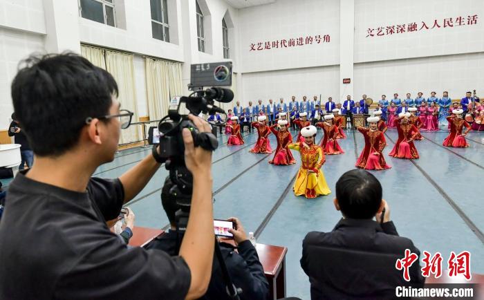 华媒观看新疆维吾尔木卡姆表演 感受少数民族文化传承与发展