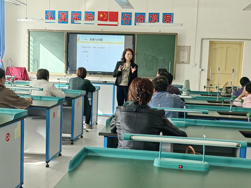 10月12日上午，浙江省湖州市名师费为群为全体班主任及心理健康教师作专题讲座。