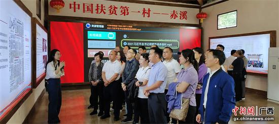 学员们在福鼎市参观“中国扶贫第一村”赤溪村变迁主题展。王再新  供图