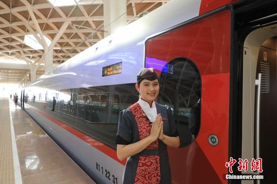 当地时间10月17日，一名乘务员在列车前。当日，印尼雅加达至万隆高速铁路正式开通运营。这标志着印尼迈入高铁时代，中印尼共建“一带一路”取得重大标志性成果。中新社记者 李志全 摄