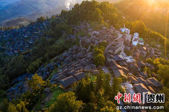 夕阳下的贵州省从江县丙妹镇岜沙苗寨景色。