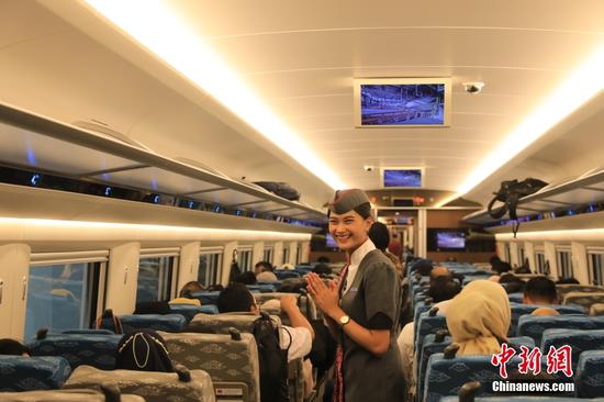 当地时间10月17日，一名乘务员在列车上。当日，印尼雅加达至万隆高速铁路正式开通运营。这标志着印尼迈入高铁时代，中印尼共建“一带一路”取得重大标志性成果。中新社记者 李志全 摄