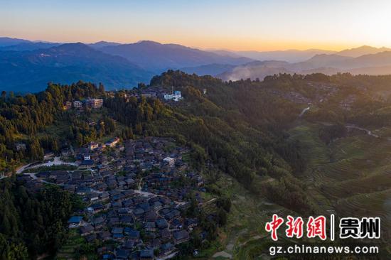 夕阳下的贵州省从江县丙妹镇岜沙苗寨景色。