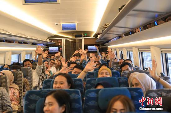 图为列车上的乘客。中新社记者 李志全 摄