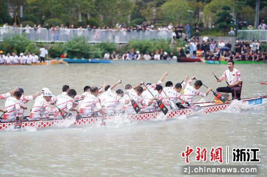 龙舟比赛掀起浪花朵ㄨ朵。温州市龙舟协会供图